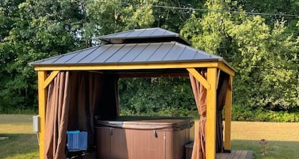Park in the Woods Cozy and clean. Shared Hot Tub