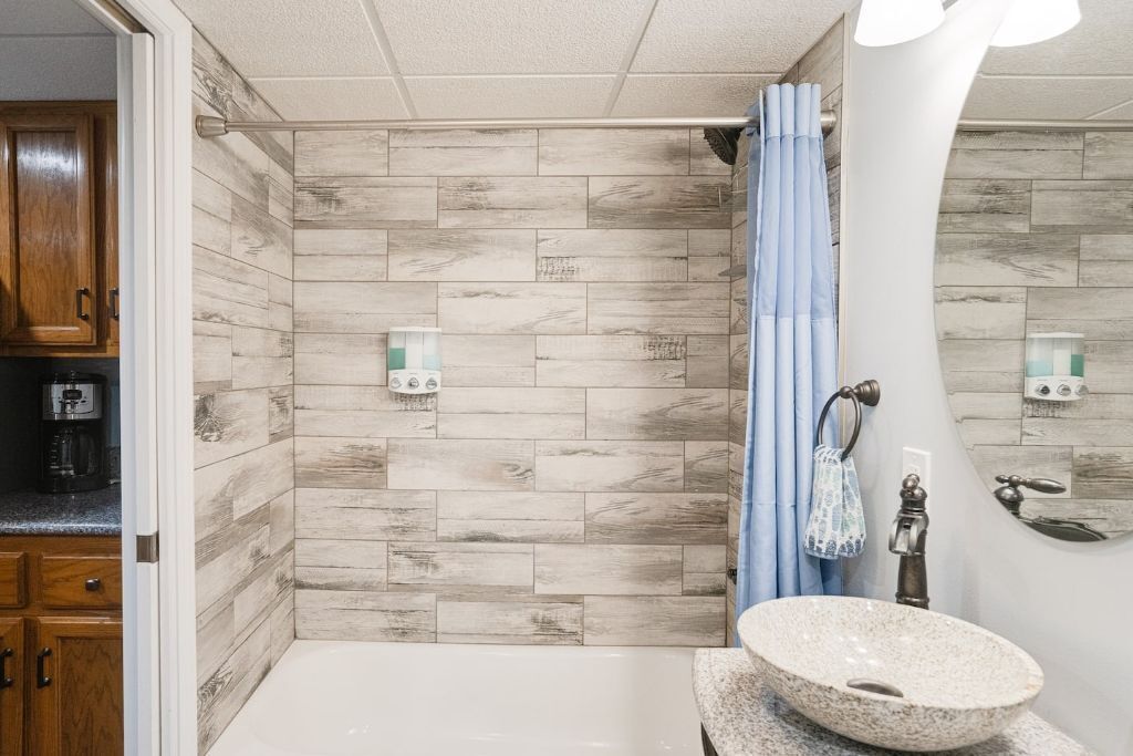 Bañera con ducha, secador de pelo, toallas, jabón