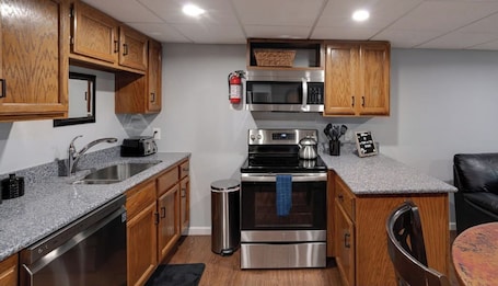 Fridge, microwave, oven, stovetop. Park in the Woods Cozy and clean. Shared Hot Tub, pets, peaceful