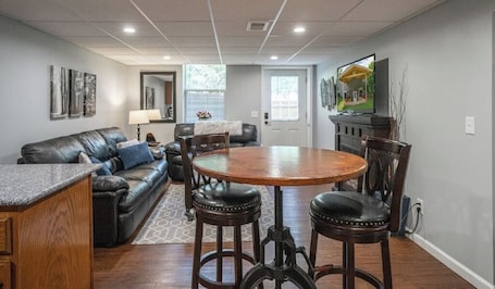 Dining. Park in the Woods Cozy and clean. Shared Hot Tub, pets, peaceful