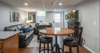 Park in the Woods Cozy and clean. Shared Hot Tub, pets, peaceful