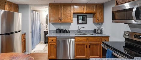 Geladeira, micro-ondas, fogão, cooktop