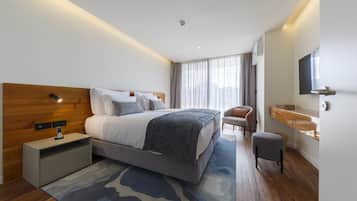1 habitación, caja de seguridad en la habitación y escritorio