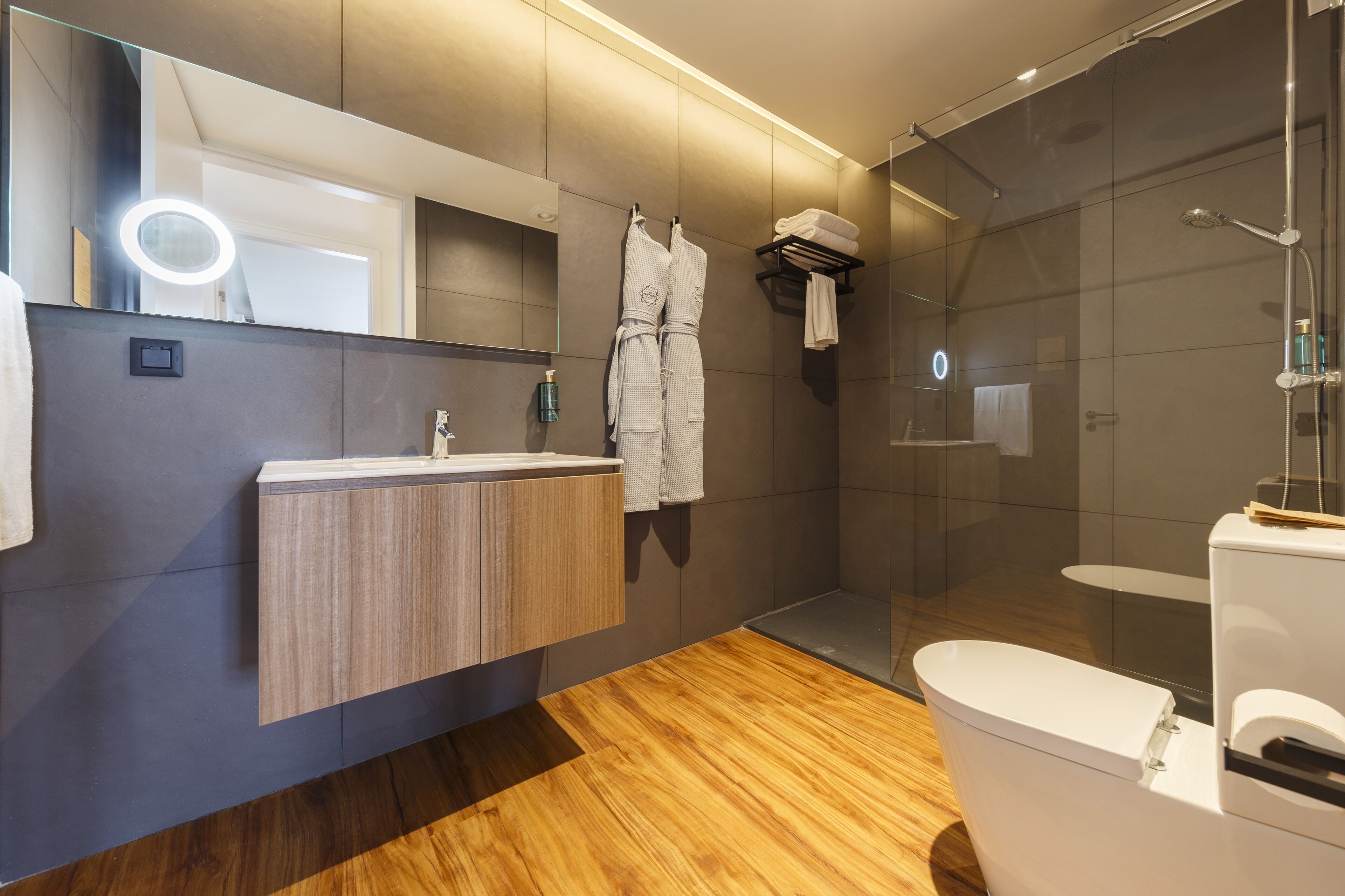 superior apartment, 2 bedrooms | bathroom | shower, slippers, towels