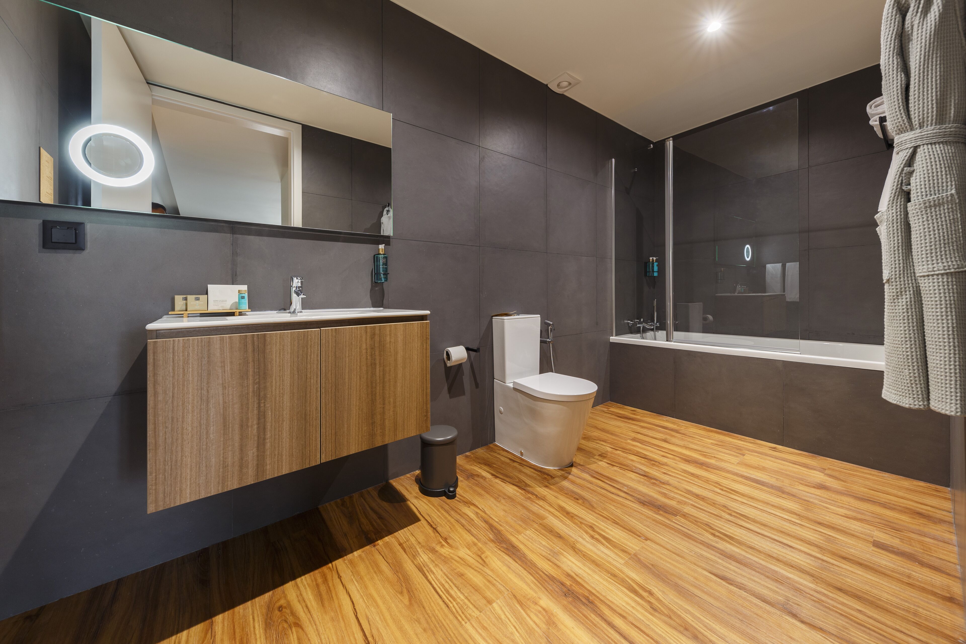 superior apartment, 2 bedrooms | bathroom | shower, slippers, towels