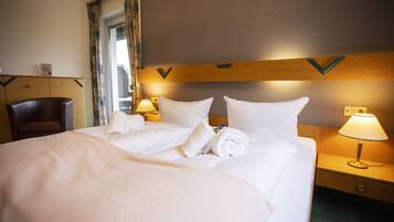 Economy Double Room, 1 Queen Bed | Hypo-allergenic bedding, free cribs/infant beds, free WiFi, bed sheets