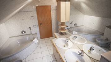Handtücher, Seife, Shampoo, Toilettenpapier