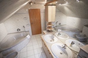 Towels, soap, shampoo, toilet paper - DAS LOFT Hotel Hölsterloh (Brilon)