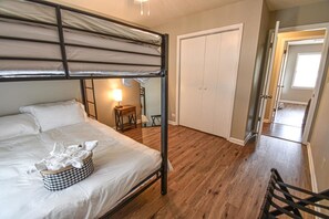 3 室のベッドルーム、アイロン / アイロン台、WiFi、ベッドシーツ