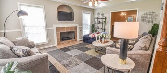 The Crimson Retreat | 5 miles to Stadium, Foosball, Ping pong, BBQ