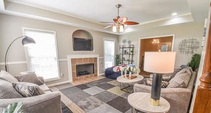 The Crimson Retreat | 5 miles to Stadium, Foosball, Ping pong, BBQ