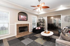 Télévision, cheminée, espaces bureaux