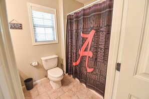 Een bad, een haardroger, handdoeken