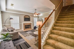 Televisio, takka, työhuone