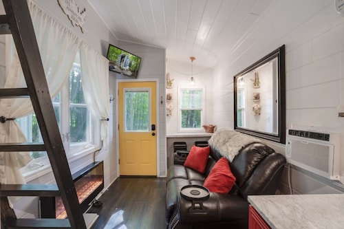 ❤️Tiny house THOW in woods -odorless compost toilet NEW-hot tub