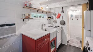 Kaffetrakter/tekoker, kjøleskap, mikrobølgeovn og ovn