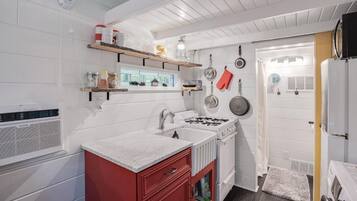 Frigorifero, microonde, forno, piano cottura