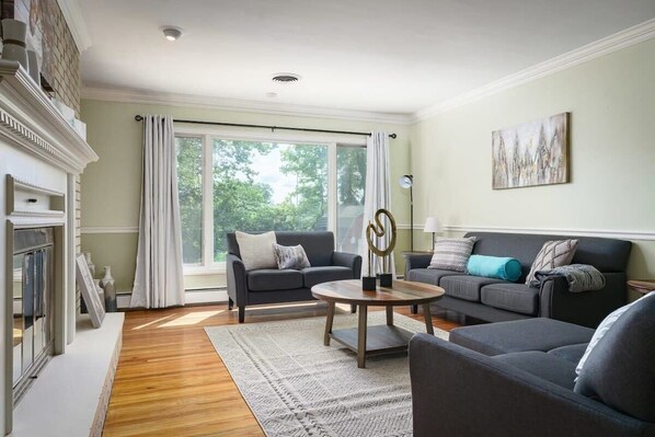 Televisión, futbolito y oficina 