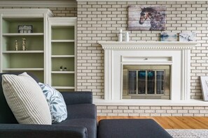 Televisión, futbolito y oficina 