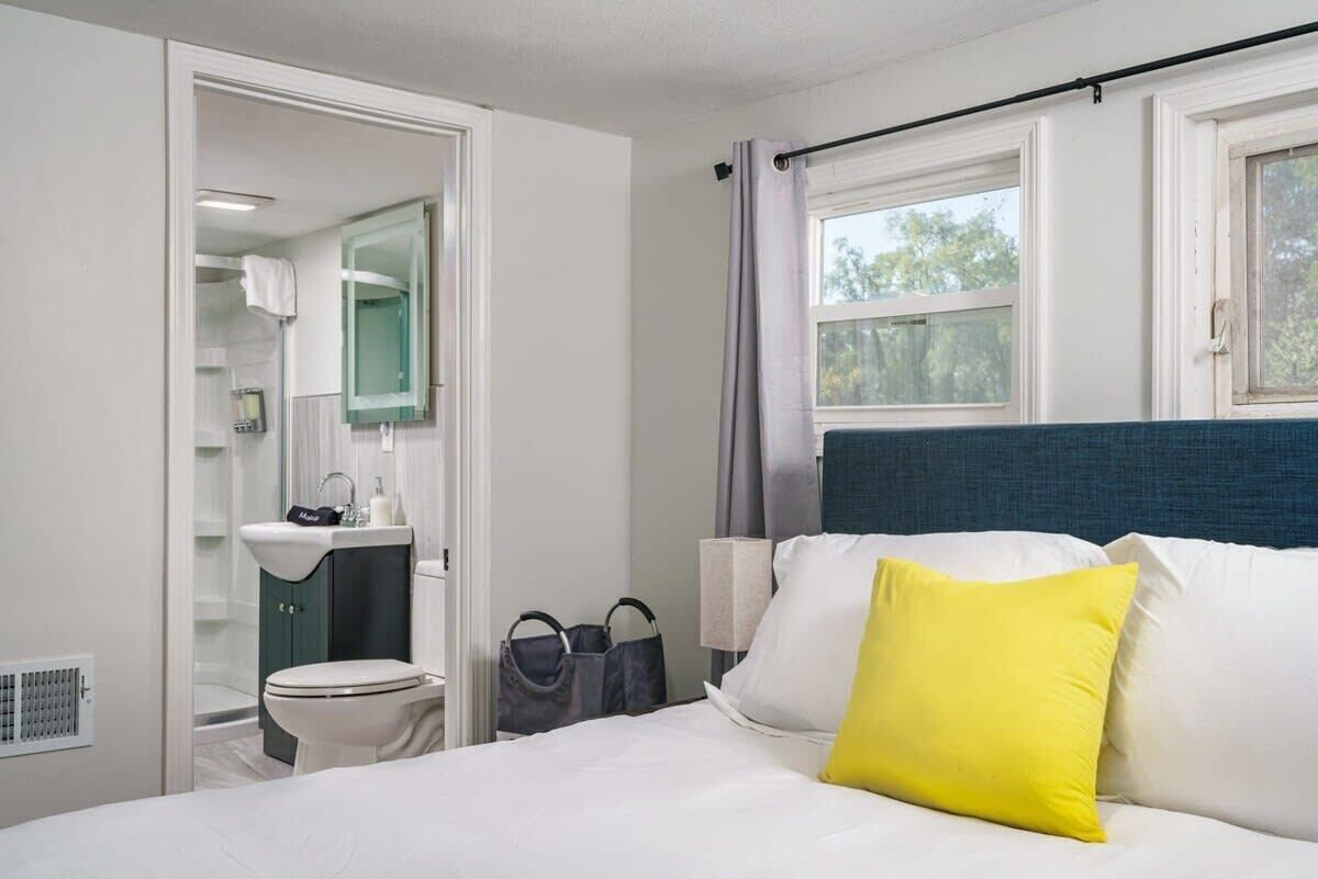 3 habitaciones, tabla de planchar con plancha, wifi y ropa de cama 