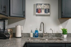 Refrigerador, microondas, lavavajillas, cafetera/tetera