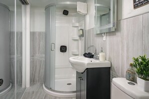 Badewanne, Haartrockner, Handtücher