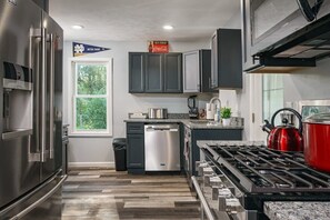 Jääkaappi, mikroaaltouuni, astianpesukone, kahvin-/teenkeitin