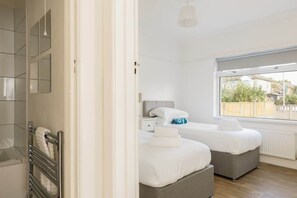 3 bedrooms, iron/ironing board, WiFi, bed sheets - Lake Retreat - Short Walk to Hamworthy Beach (Poole)