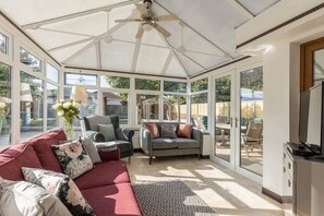 TV, DVD player, stereo, offices - Lake Retreat - Short Walk to Hamworthy Beach (Poole)