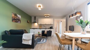 Eine moderne Wohnung mit Wohnzimmer, Essbereich und Küche.