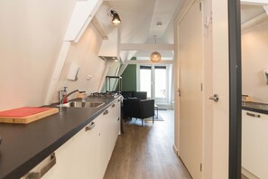 Kylskåp, spishäll, diskmaskin och vattenkokare