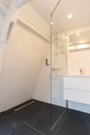 Dusche, Haartrockner, Handtücher, Toilettenpapier