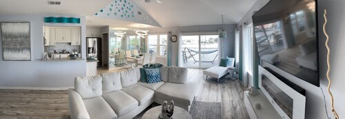 Modern condo on Harbor & steps from the beach! W/ Private balcony & Boat Slip