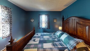 3 bedrooms, free WiFi, bed sheets - Peace at Pine Run in Hocking Hills: 13 Acres, Hot Tub, & Disc Golf! (Logan)