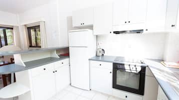House, Multiple Beds | Private kitchen | Fridge, oven, stovetop, electric kettle