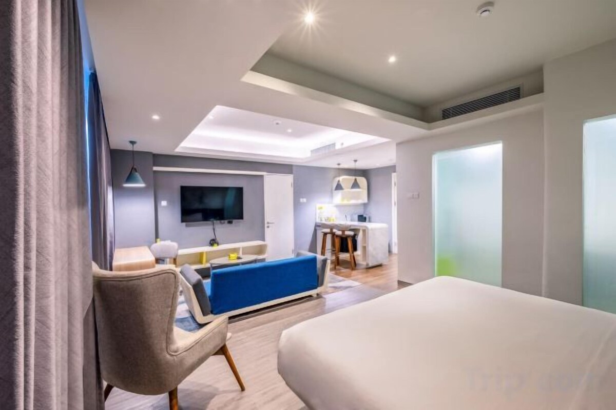 Minibar, caja de seguridad en la habitación y escritorio 