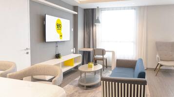 Suite (YELLO) | Een minibar, een kluis op de kamer, een bureau, een laptopwerkplek