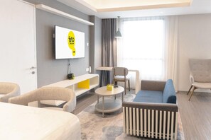 Suite (YELLO) | Minibar, caja fuerte, escritorio y espacio para trabajar con un portátil