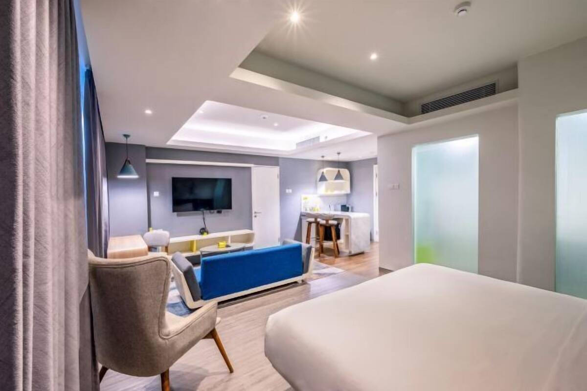 Minibar, caja de seguridad en la habitación y escritorio