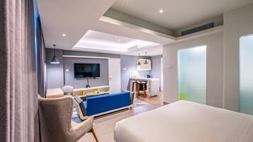 Minibar, coffres-forts dans les chambres, bureau