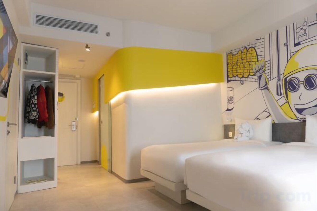 Minibar, caja de seguridad en la habitación y escritorio 