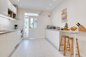 Mikrobølgeovn, ovn, oppvaskmaskin og brødrister