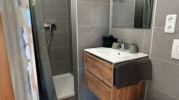 Douche, sĂšche-cheveux, serviettes fournies, savon