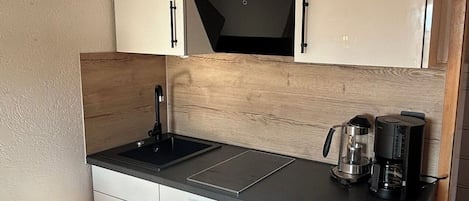 Kühlschrank, Mikrowelle, Herdplatte, Wasserkocher mit Kaffee-/Teezubehör