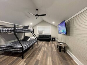 4 bedrooms, desk, iron/ironing board, WiFi