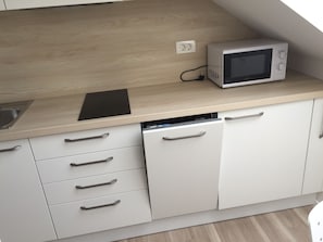 Kühlschrank, Geschirrspüler, Wasserkocher, Gewürze