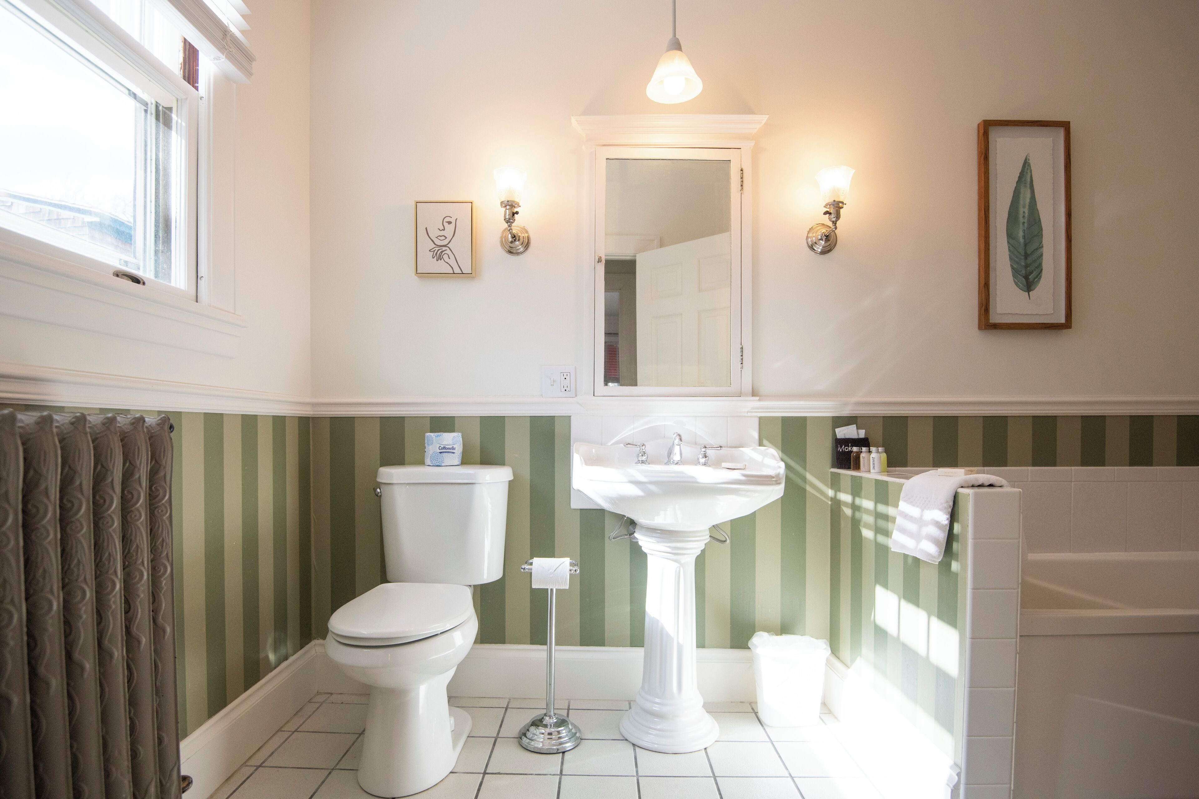 superior room, 1 king bed, jetted tub | bathroom | combined shower/bathtub, towels