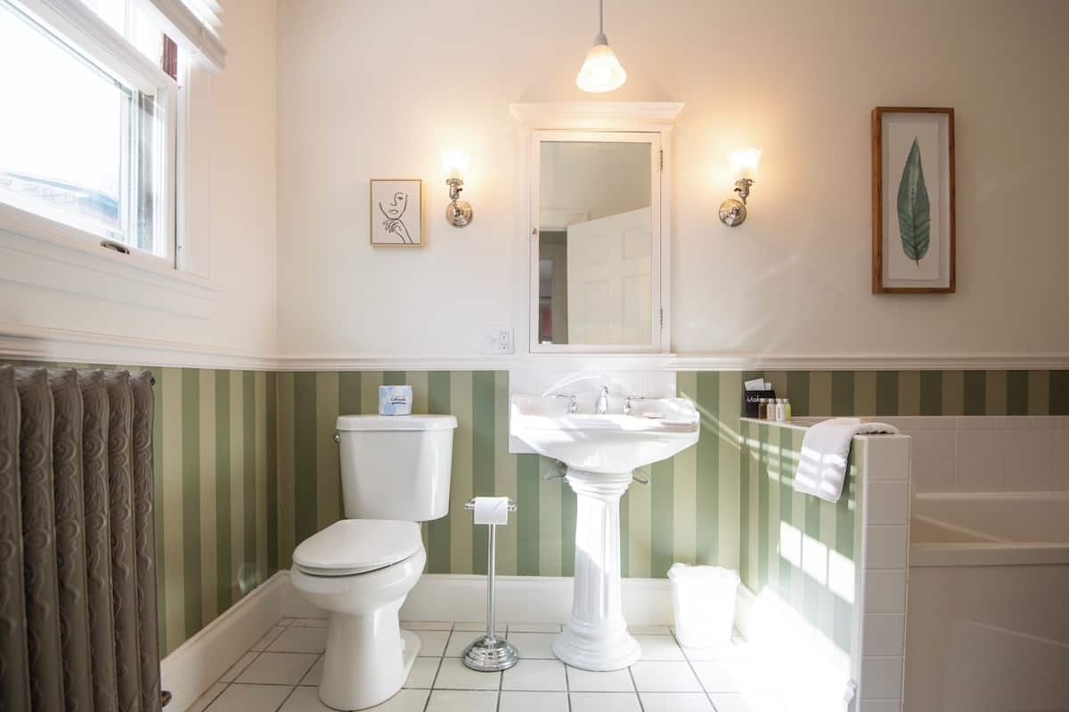 superior room, 1 king bed, jetted tub | bathroom | combined shower/bathtub, towels