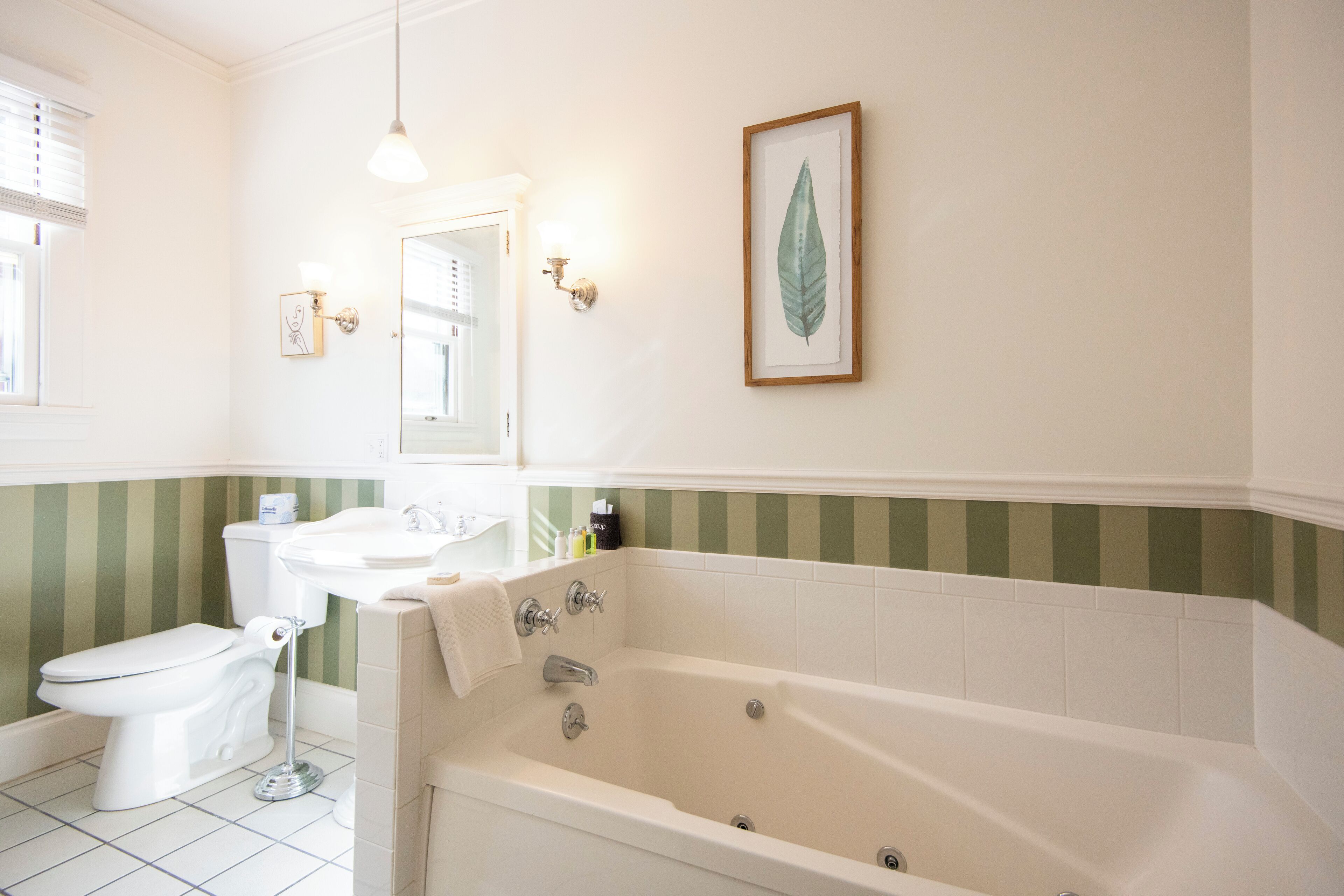 superior room, 1 king bed, jetted tub | bathroom | combined shower/bathtub, towels