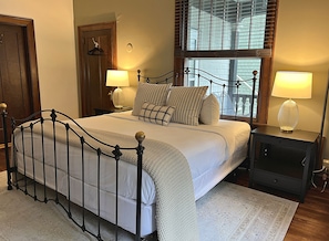 Quarto luxo, 1 cama King | Wi-Fi de cortesia, roupa de cama